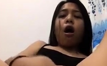 Asian teen making her pussy cum